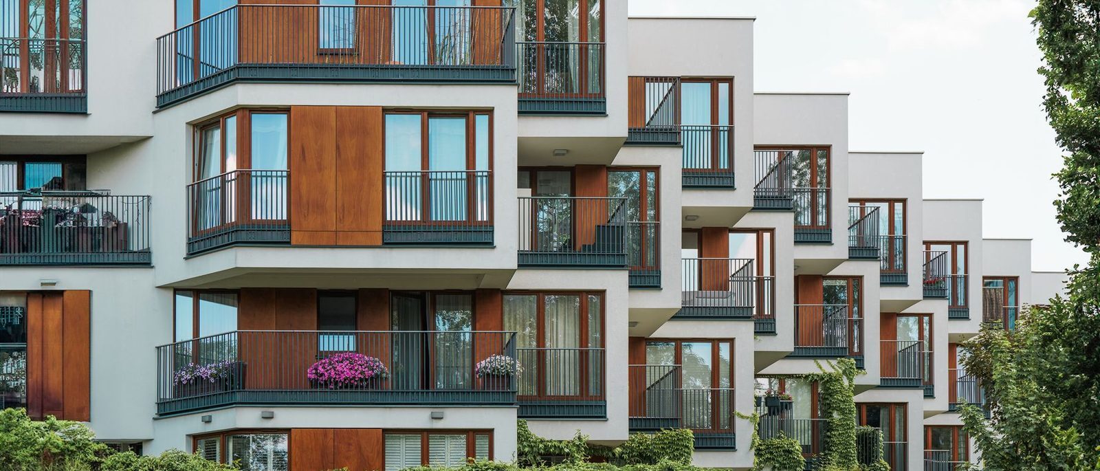 Modernes Wohnquartier mit begrünten Freiflächen
